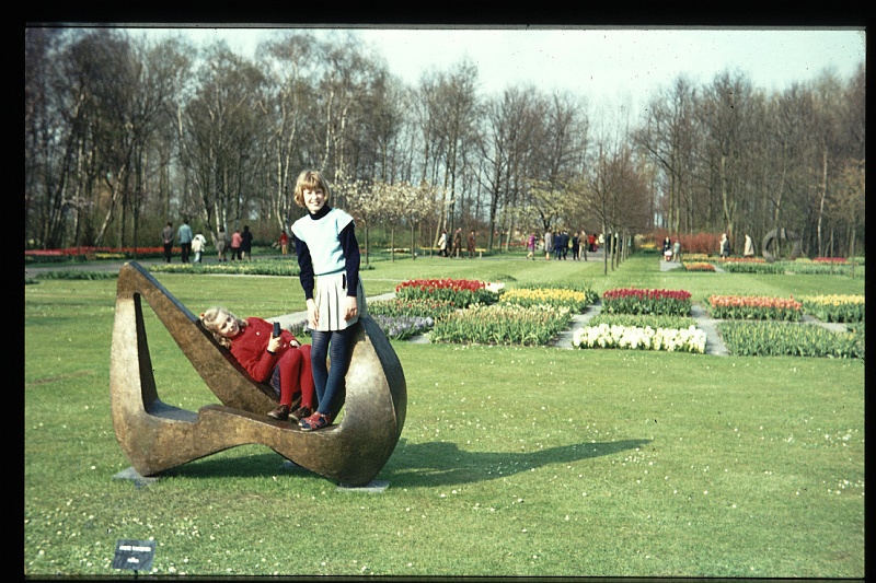 25.Keukenhof apr 1973 Brigitte,Marion.JPG